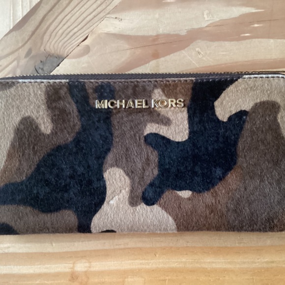 Michael Kors Camouflage Calf Hair purse and wallet - Picture 3 of 3